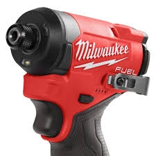 MILWAUKEE PISTOLA ATORNILLADOR IMPACTO 1